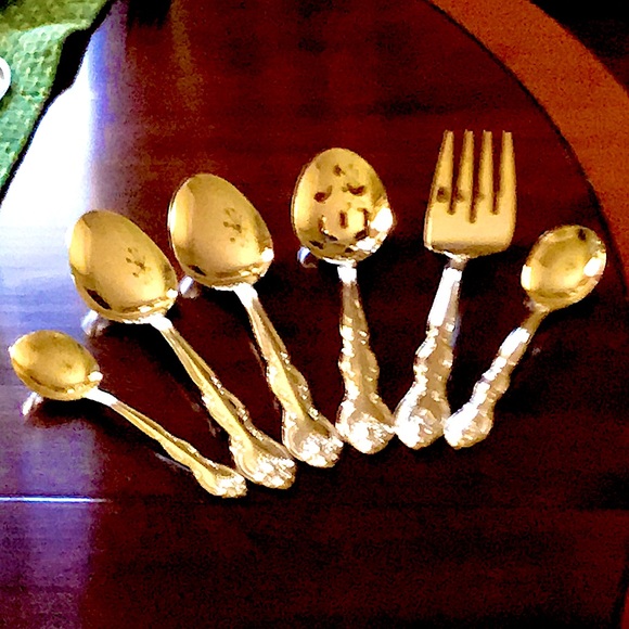 Gold tone flatware for 12 formal placesettings, plus more, by International. - Picture 11 of 11